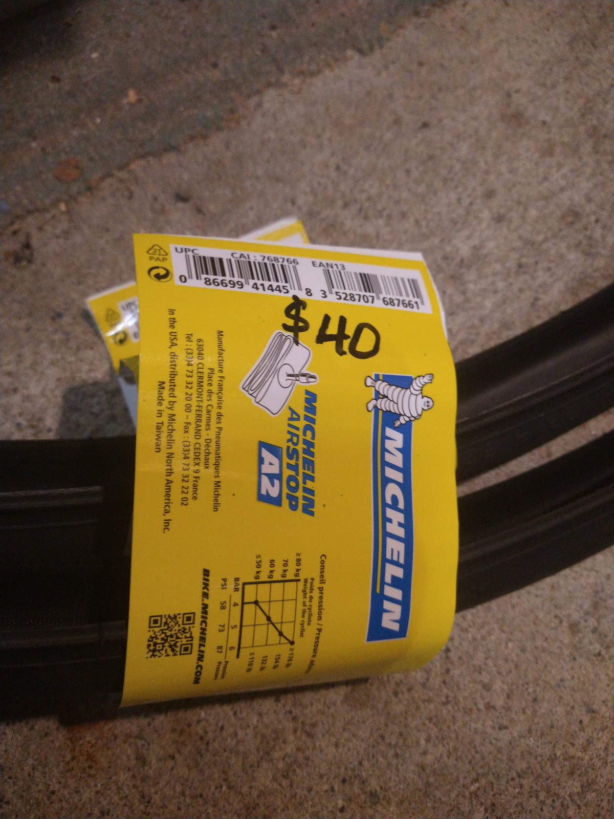 700 x 28 Michelin Dynamic Sport Road Tire, Wire, black